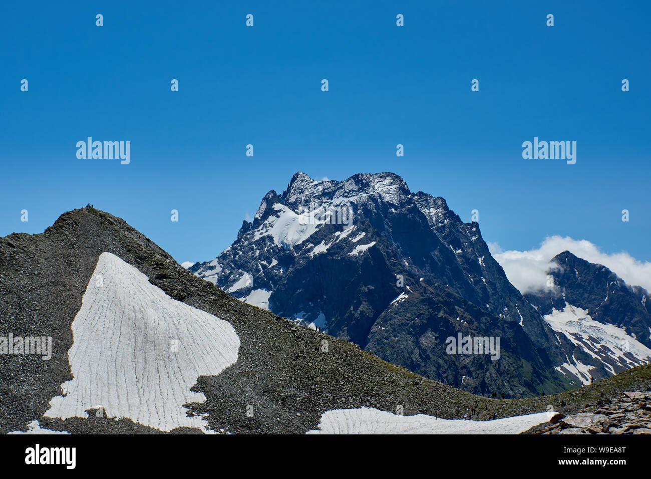 Les gens en montant vers le haut dans le contexte d'une chaîne de montagnes. Nord du Caucase, Russie Banque D'Images