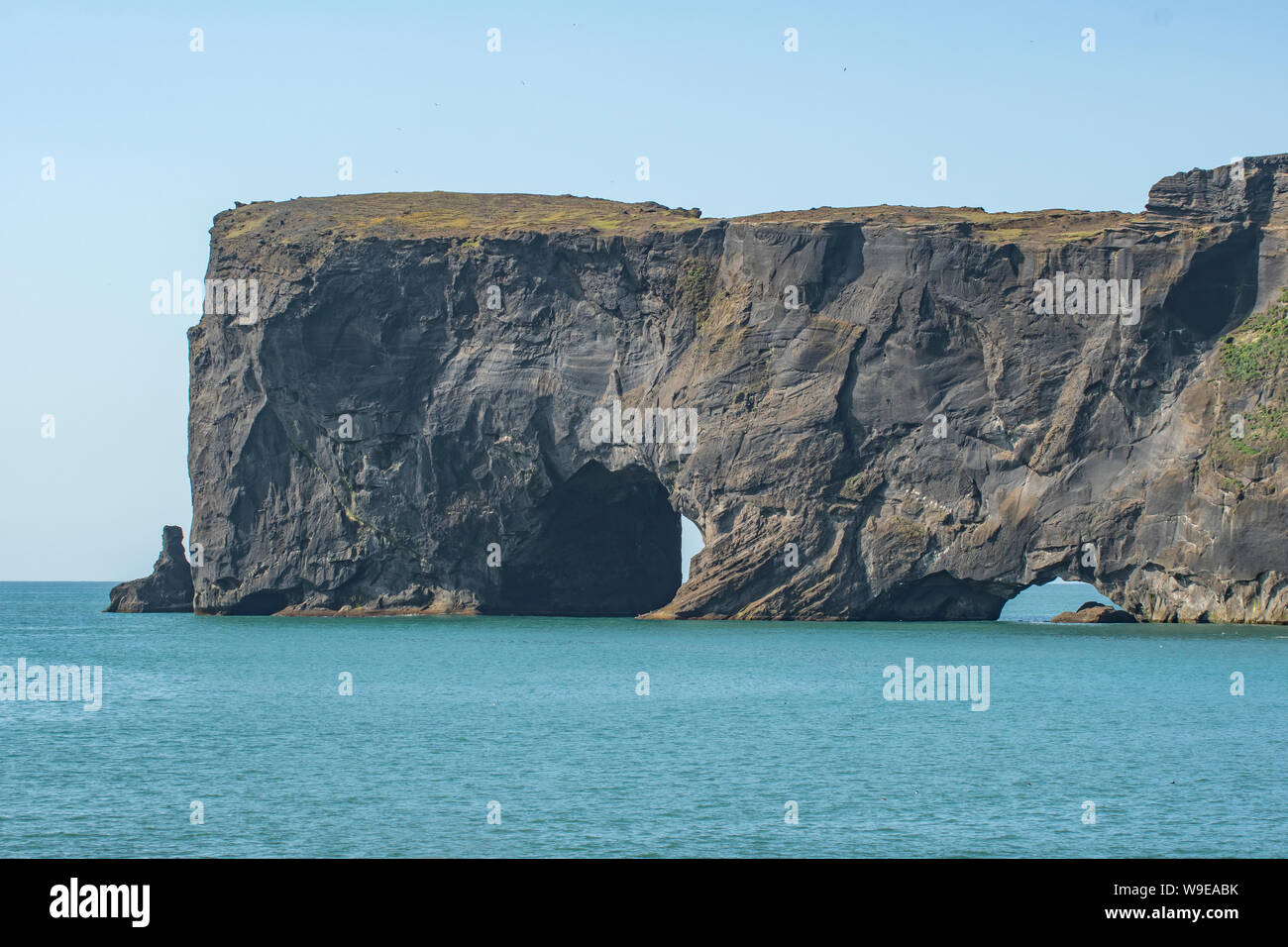 Les falaises et les Arches à Dyrhoelay, près de Vik, Islande Banque D'Images