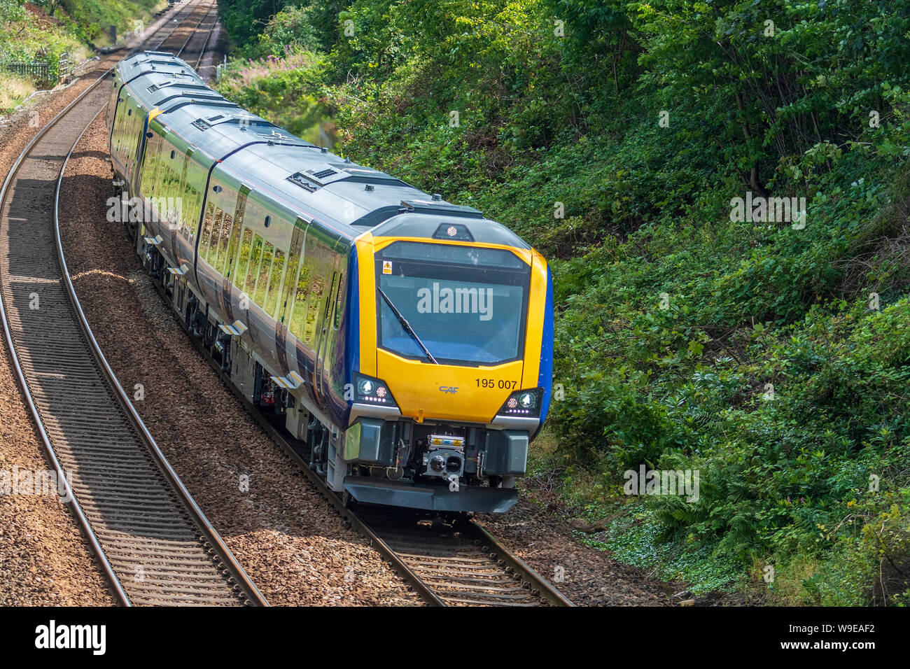 Nouvelle Classe 195 DMU diesel train roulant sur la ligne de Liverpool à Manchester pour remplacer le P{acer. Banque D'Images