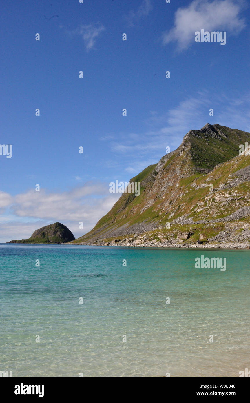 Strahlend weißer Sable, blauer Himmel und das Meer türkis. Und doch nicht Südsee sondern Haukland Beach auf den Lofoten en Norvège. Banque D'Images