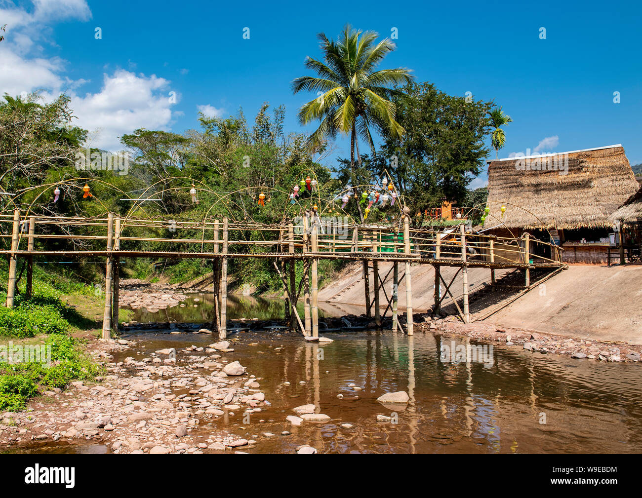 Pont de bambou au village de Bo Kluea ce qui signifie bien Sel Banque D'Images