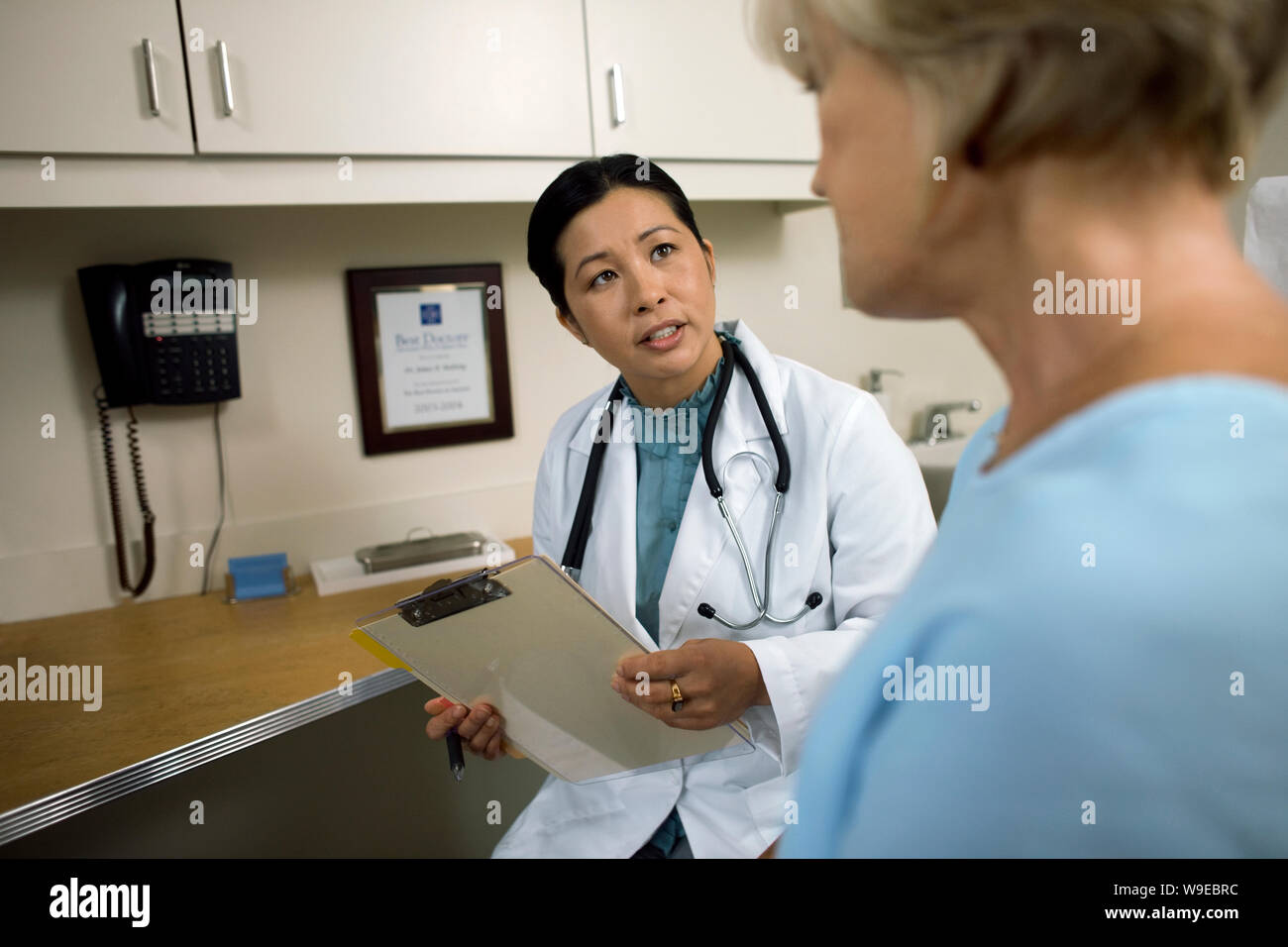 Femme médecin consulting avec un patient après un examen médical dans son bureau. Banque D'Images