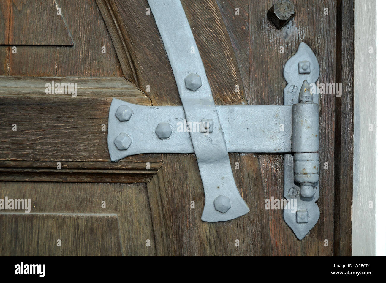 Close-up de charnière en fer forgé et le montage sur la porte de l'église  historique Photo Stock - Alamy