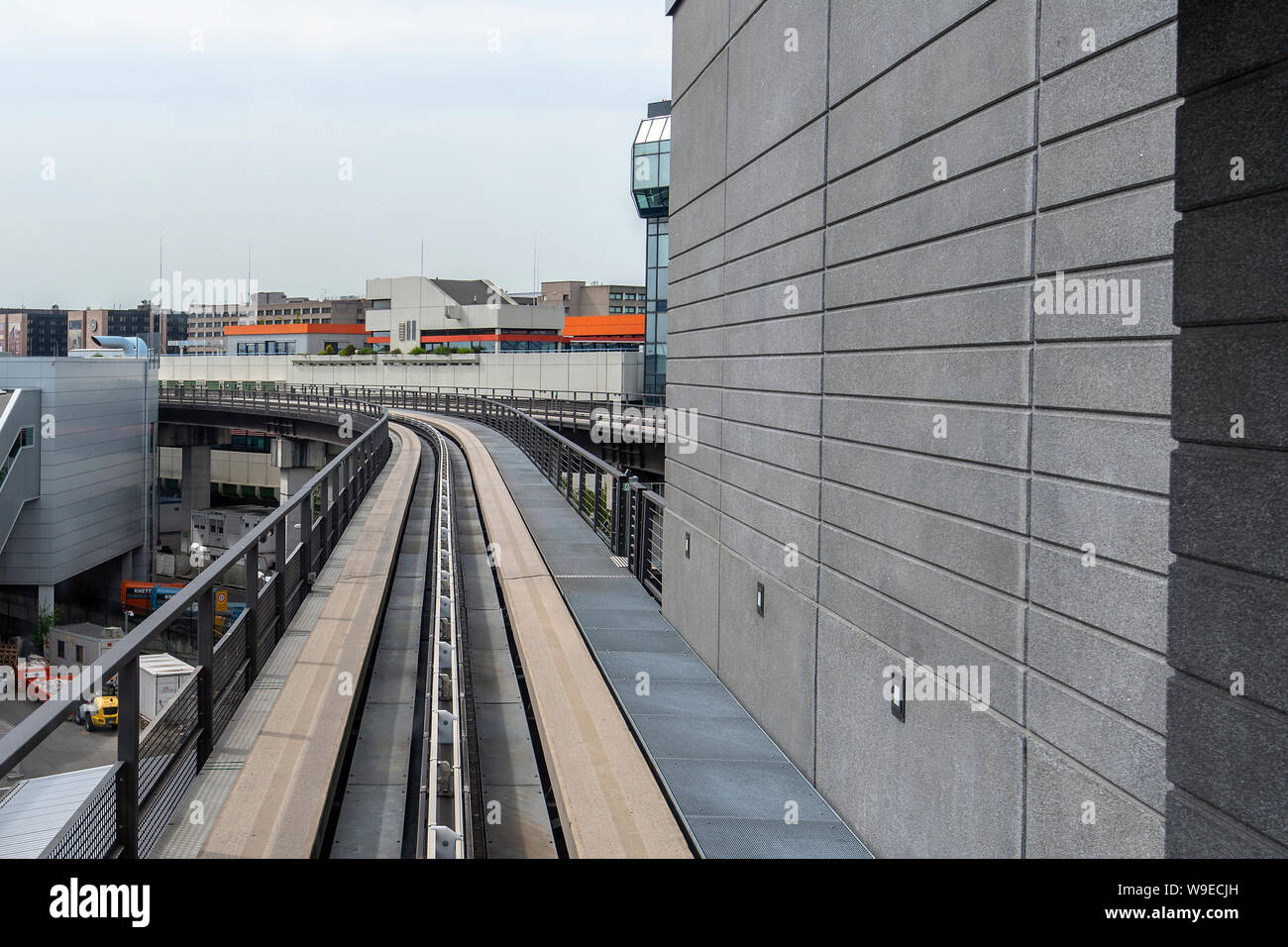 Francfort - AUG 13 : vue par la fenêtre du train transport entre les terminaux de l'aéroport de Francfort, le 13 août. 2019 en Allemagne Banque D'Images