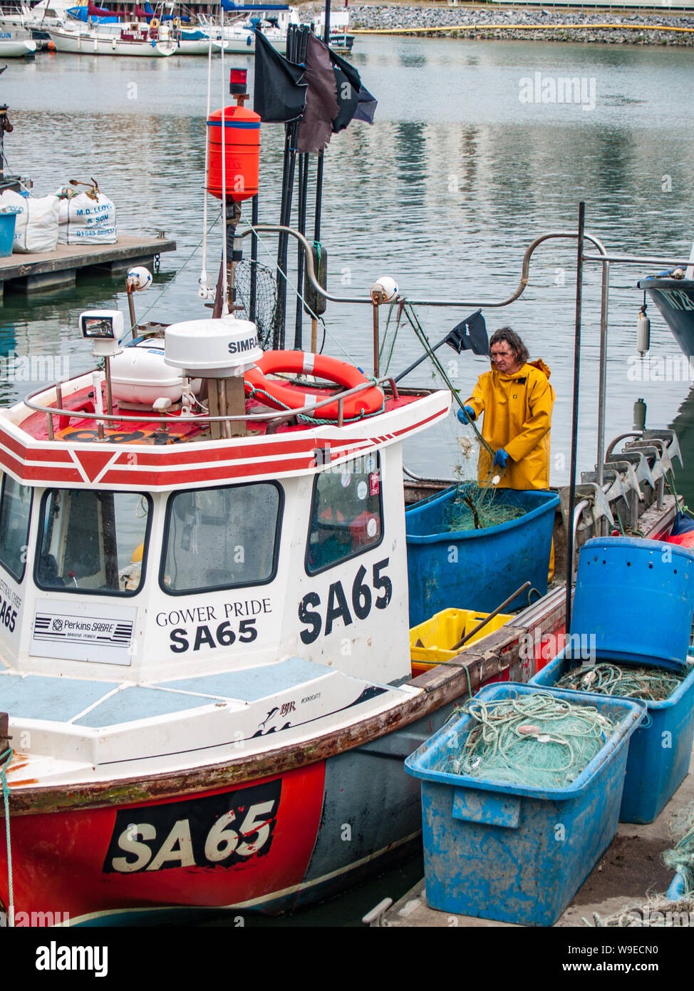 Port de plaisance de Swansea. Un bateau de pêche peut être vu dans l'avant-plan et les bateaux et yachts privés dans la distance. Pays de Galles, Royaume-Uni Banque D'Images
