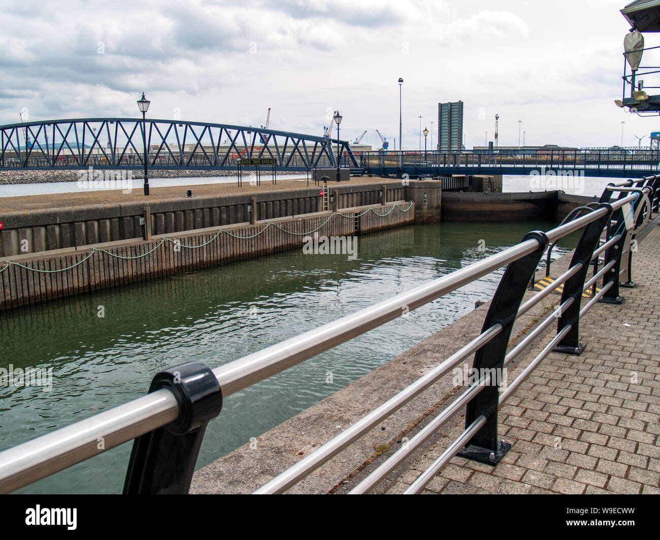 Barrage Tawe Lock à Swansea. Le verrou est pleine d'eau et le pont barrage Tawe peut être clairement vu. Port de plaisance de Swansea, Pays de Galles, Royaume-Uni. Banque D'Images