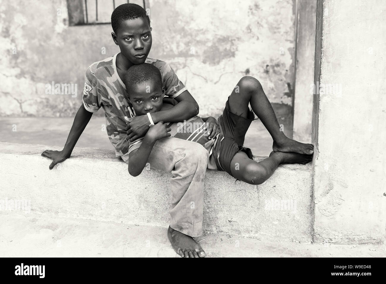 Les jeunes garçons dans un taudis dans le village de pêcheurs Jamestown, à Accra, Ghana Banque D'Images