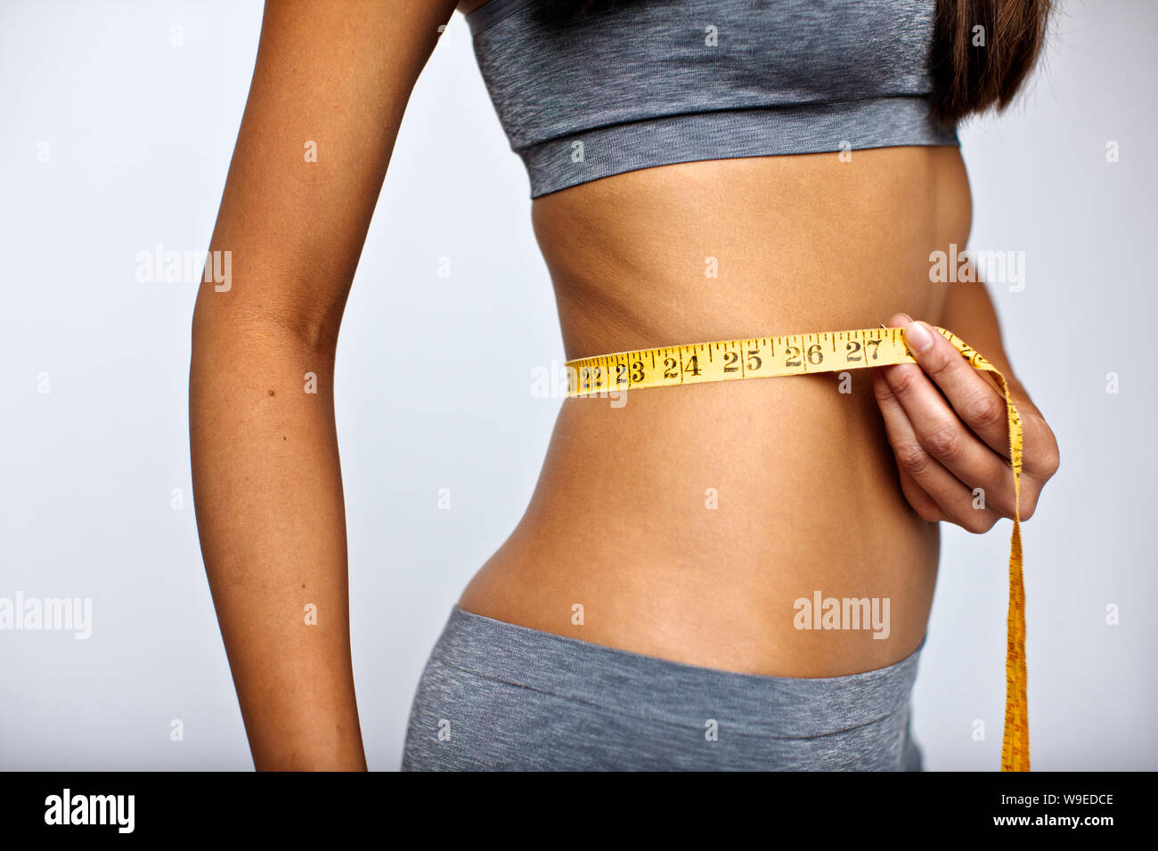 Close up of young kickboxer mesurer son tonique de l'estomac. Banque D'Images