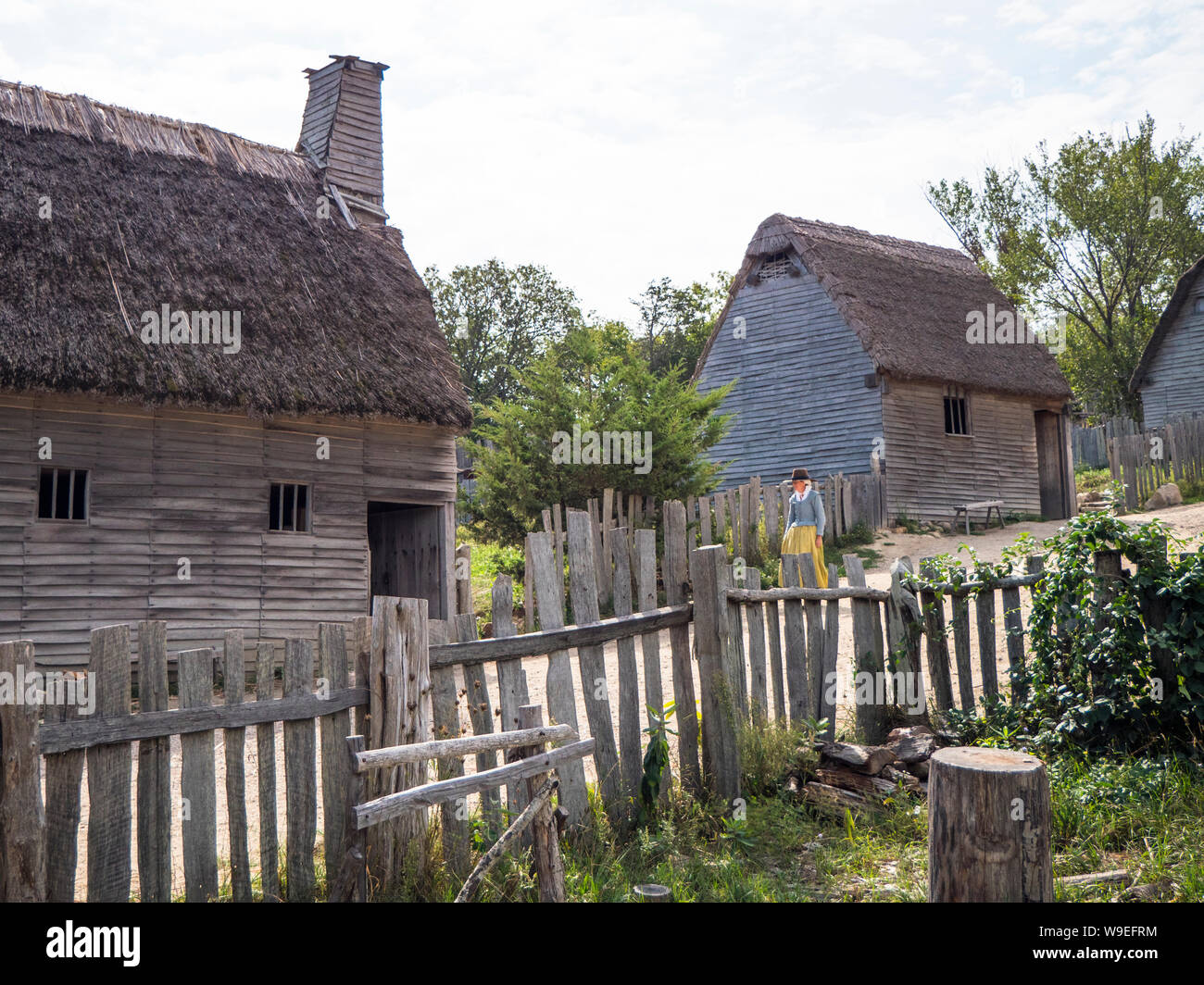 Woman walking down street au 17e siècle anglais colonie de plimoth plantation Banque D'Images