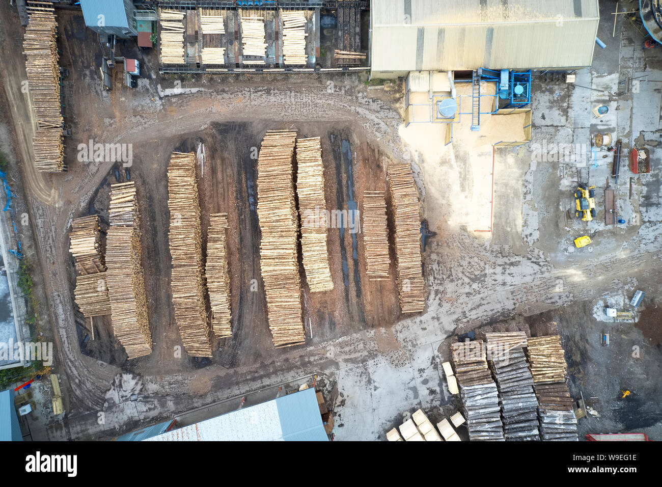 Vue aérienne de scieries de bois de sciage d'arbres hachés stacks dans une rangée avec des machines en Ecosse Banque D'Images