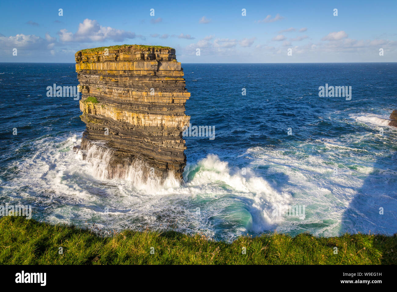 Des falaises spectaculaires à Downpatrick Head, comté de Mayo, Irlande Banque D'Images