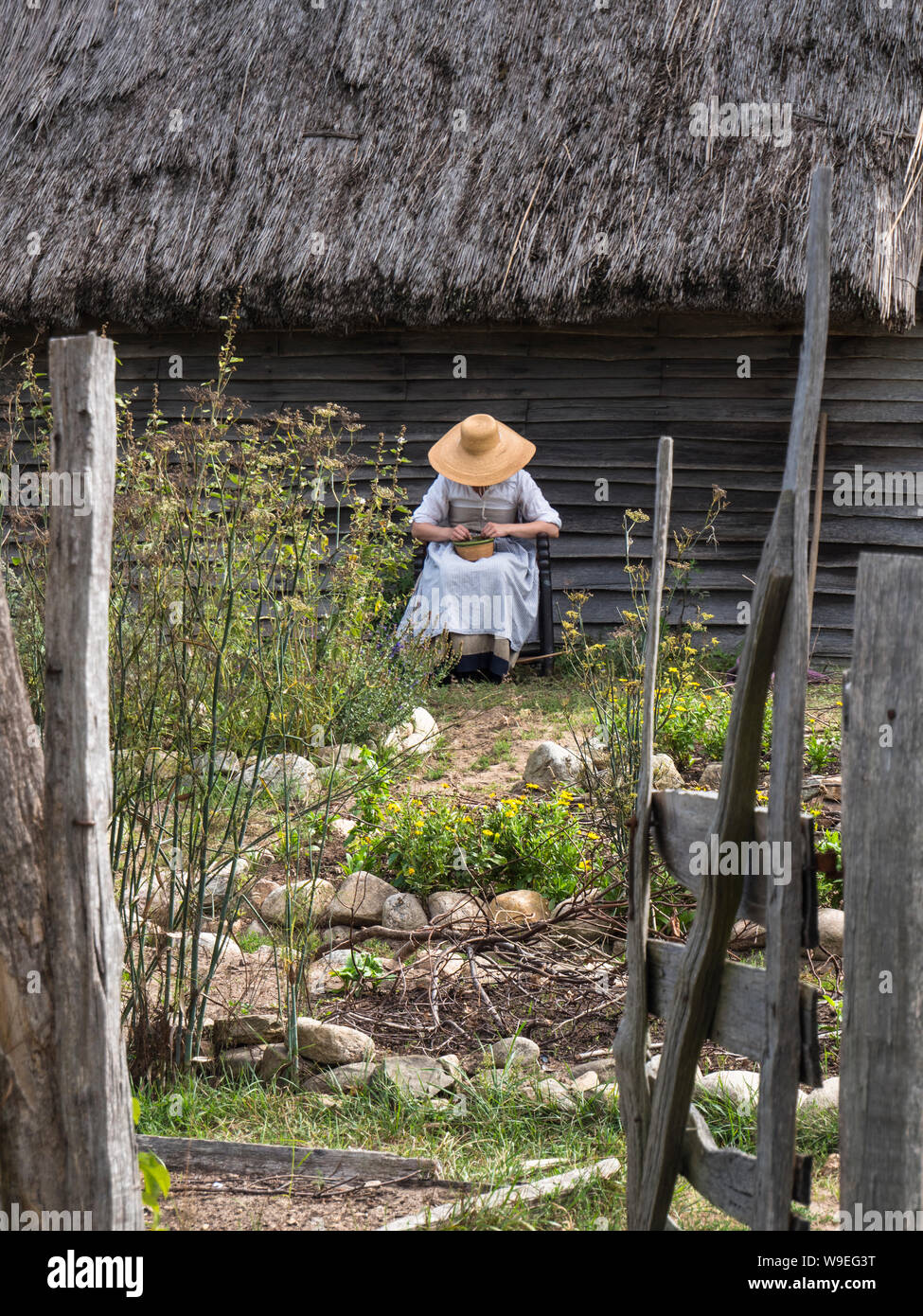 Femme dans son jardin en 17e siècle colonie anglaise à Plymouth Colony Banque D'Images