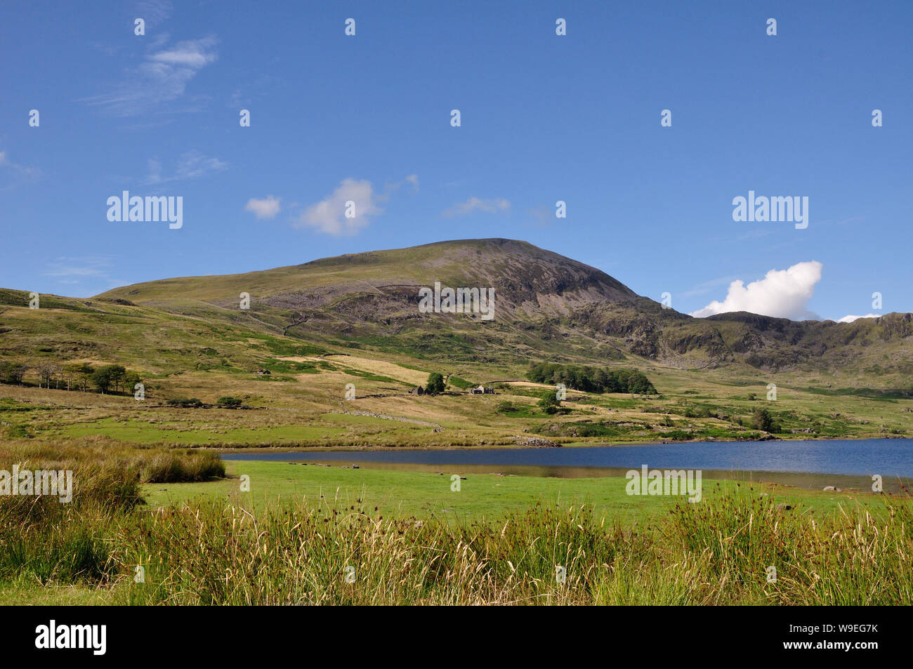 Der Voir Llyn Cwmystradllyn in den Bergen von Wales in der Nähe von Porthmadog Banque D'Images