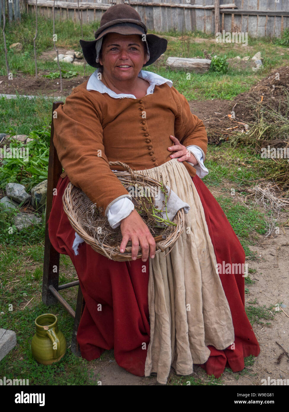 Pilgrim femme dans son jardin au 17e siècle, colonie anglaise Banque D'Images