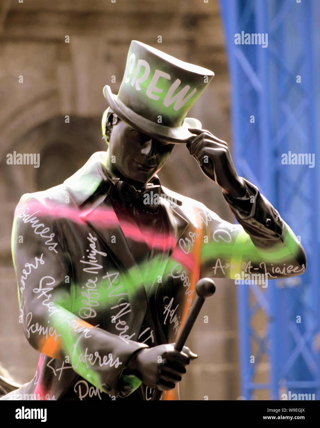 Edinburgh, Ecosse, Royaume-Uni. Août 13, 2019. Edinburgh Fringe Festival a été voté aujourd'hui comme l'attraction numéro un au Royaume-Uni, il a vu les artistes interprètes ou exécutants jouissent de l'évolution de la météo à prendre pour le Royal Mile pour promouvoir leur spectacle et pour les artistes de rue pour connaître le stade de la rue. Johnny Walker statue. Au cours de la Frange 2-26 août 2019 Johnnie Walker l'homme marchant statues seront placées dans toute la ville de signalétique la voie à des événements et salons Crédit : Gérard ferry/Alamy Live News Banque D'Images