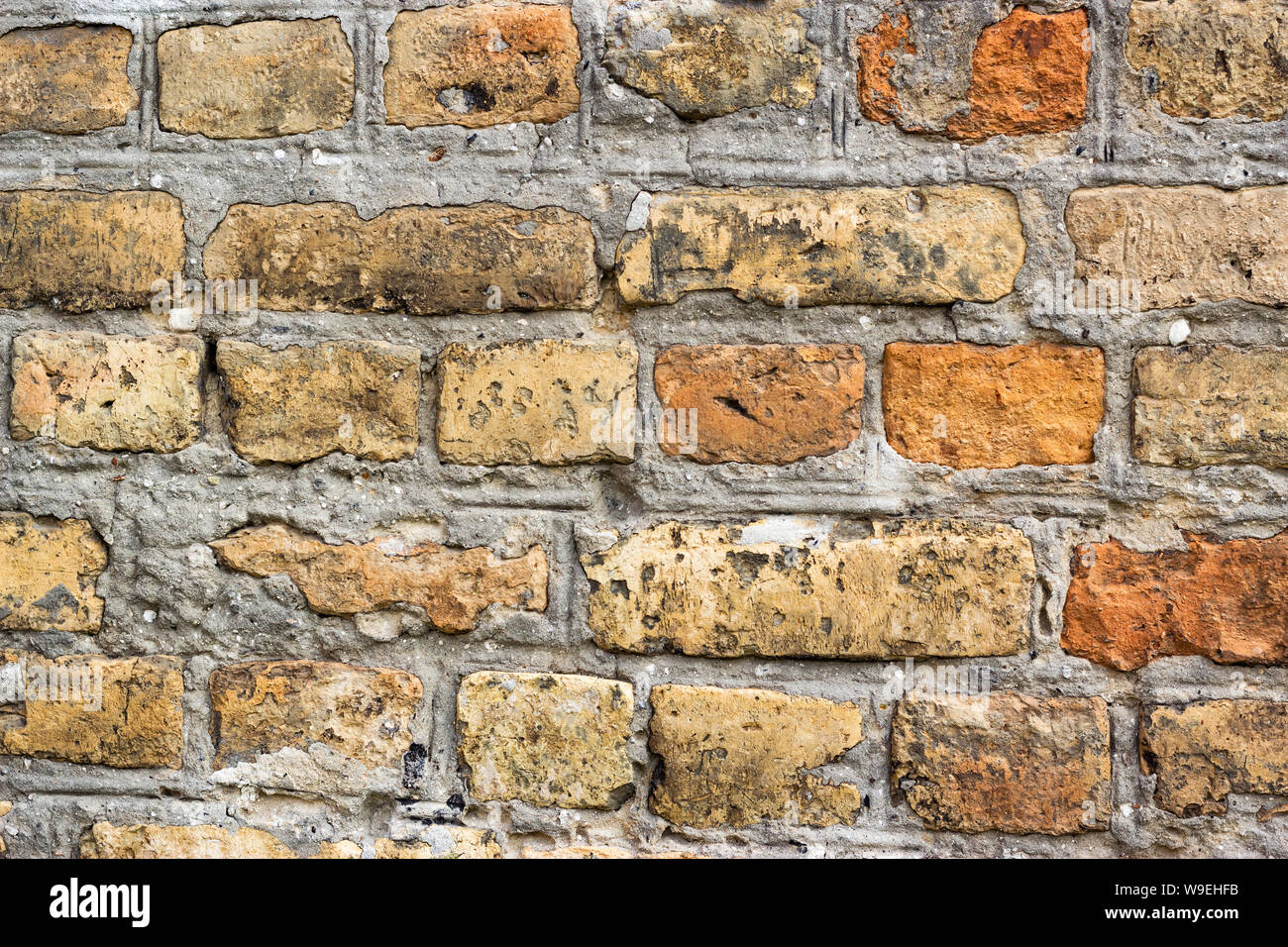 Mur de brique rouge antique patiné, antique château médiéval mur en plâtre décoratif brun-orange de l'architecture médiévale de vieillissement des matériaux anciennes briques Banque D'Images