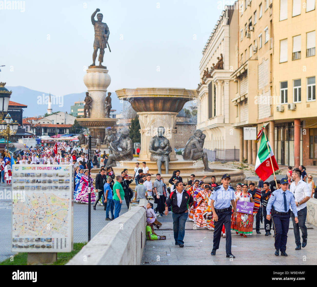 Macédoine SKOPJE/nord-Août 28 2018 Skopje : festival international de musique et de danse, les participants ont défilé à travers Pont de Pierre vers Banque D'Images