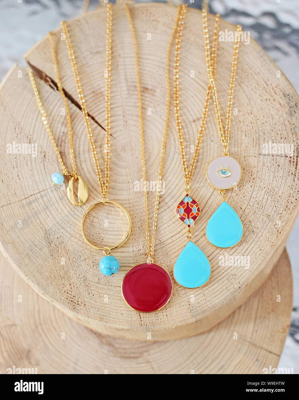 Chaîne en or colliers de turquoises - la pierre rouge - or - bijoux collier  grec Photo Stock - Alamy