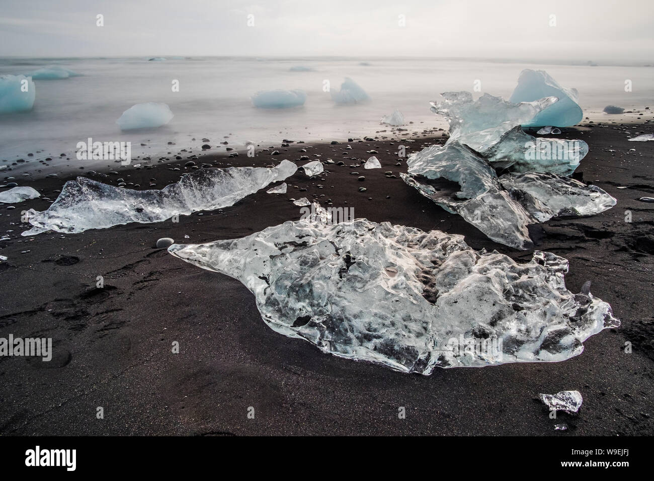 Banc de glace sur la plage de sable noir de l'Islande. Jokursarlon, plage du diamant, de l'Islande Banque D'Images
