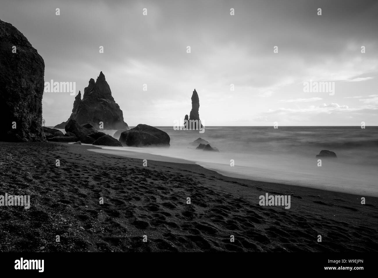 Plage de sable noir et de formations rocheuses 'Troll' orteils. Vik, Reynisdrangar, Islande Banque D'Images