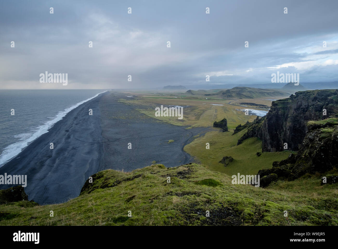 Plage de sable noir vue paysage, Islande Banque D'Images