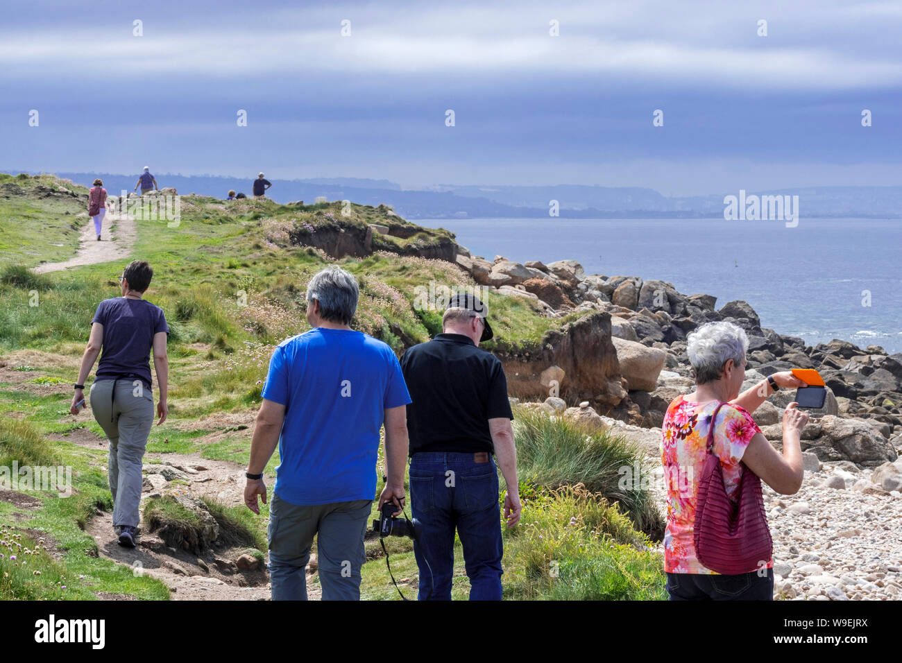 Les touristes à marcher le long du sentier côtier à Fermanville en été, Cap Lévi / Cap Lévi, Manche, Cotentin, Normandie, France Banque D'Images
