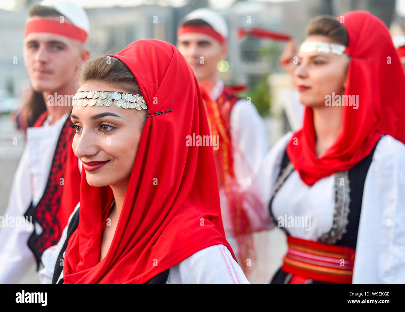 Macédoine SKOPJE/nord-Août 28 2018 : Artistes kosovar à Skopje festival international de la musique et de la danse.Les participants ont défilé acros Banque D'Images