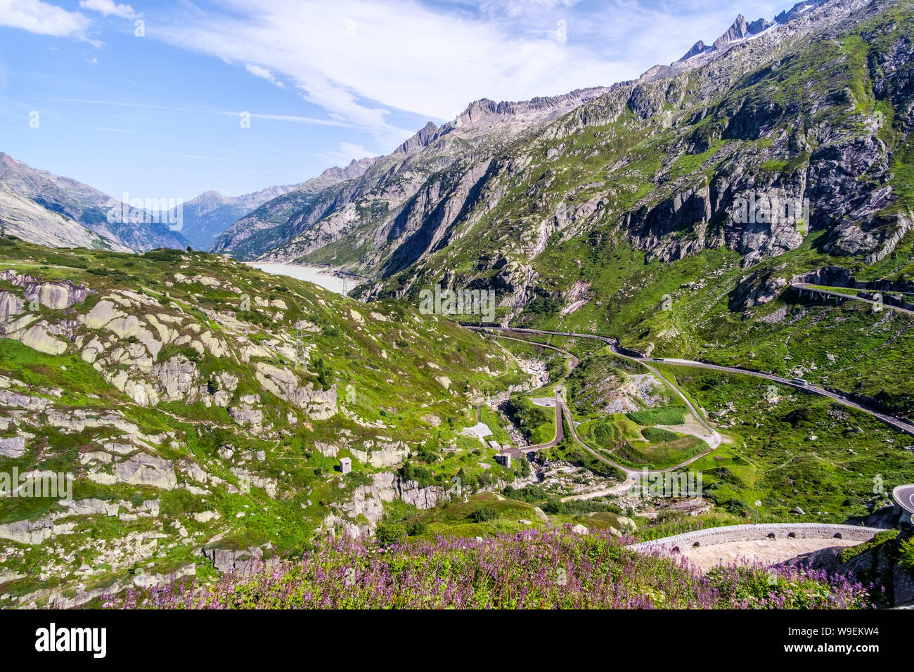 Beau paysage à Nyon - route de montagne dans les Alpes Suisses, Suisse Banque D'Images