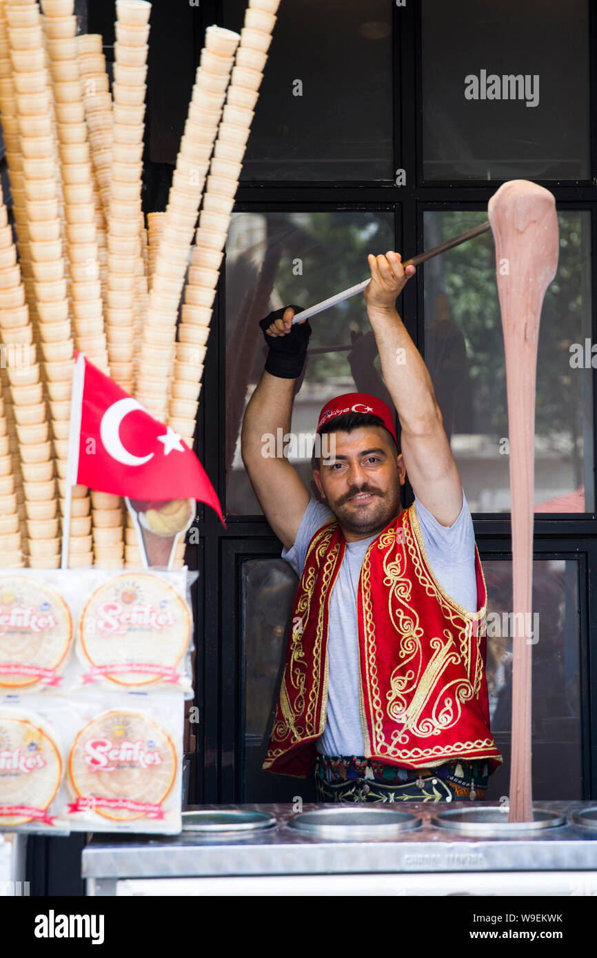 Turkish ice cream seller Banque de photographies et d'images à haute  résolution - Alamy