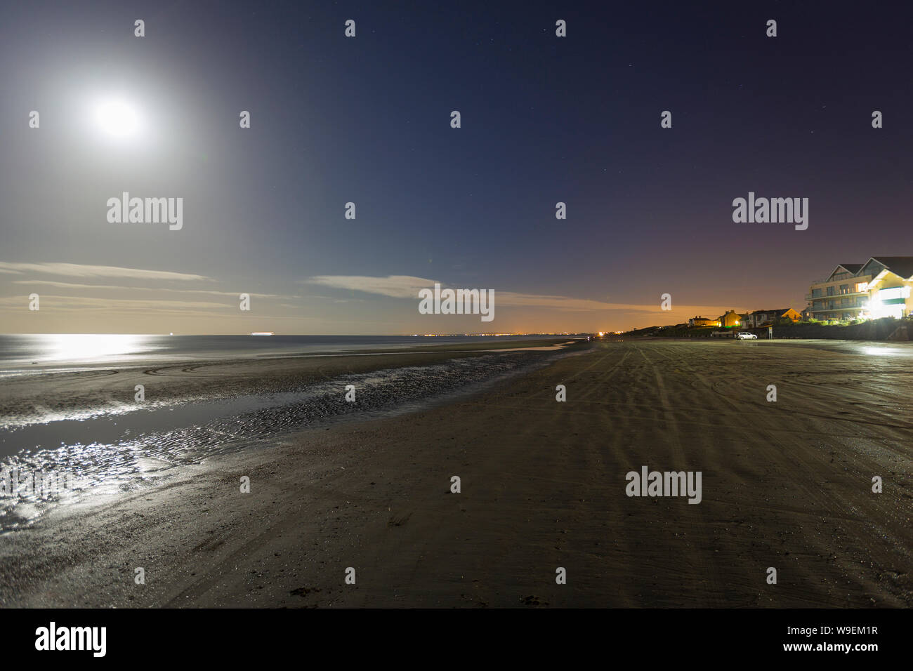 Lever de soleil à la plage de sable de Bettystown, Co Meath, Ireland Banque D'Images