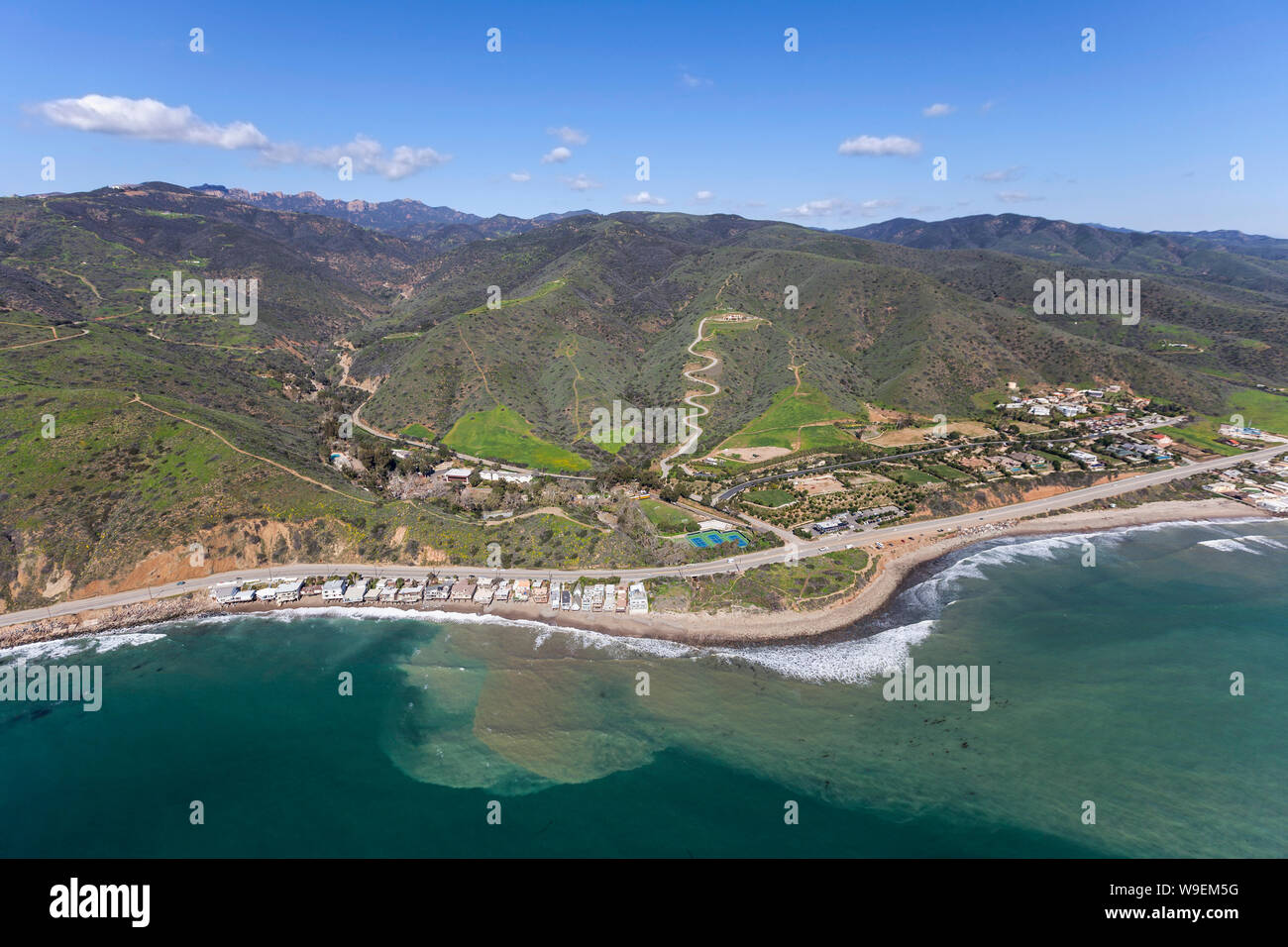 Vue aérienne de l'Autoroute de la côte Pacifique près de Countyline Beach au nord de Malibu dans la pittoresque ville de Californie du Sud. Banque D'Images