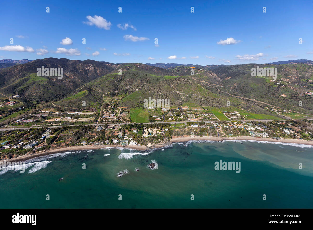 Vue aérienne de la maison et des successions à l'extrémité nord de Malibu sur la pittoresque côte sud de la Californie. Banque D'Images
