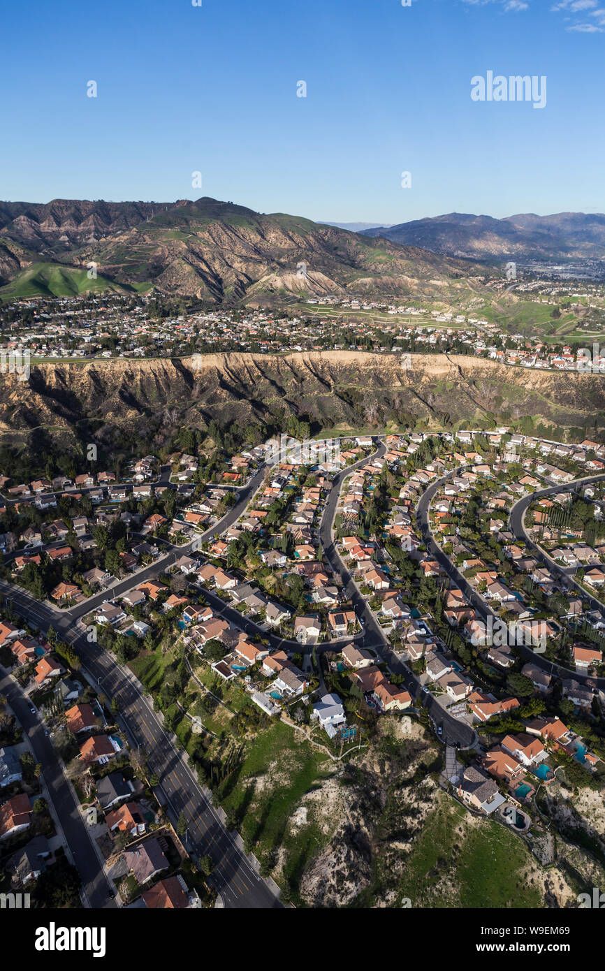 Vue aérienne verticale de Porter Ranch maisons et montagne d'avoine dans la vallée de San Fernando de Los Angeles, Californie. Banque D'Images