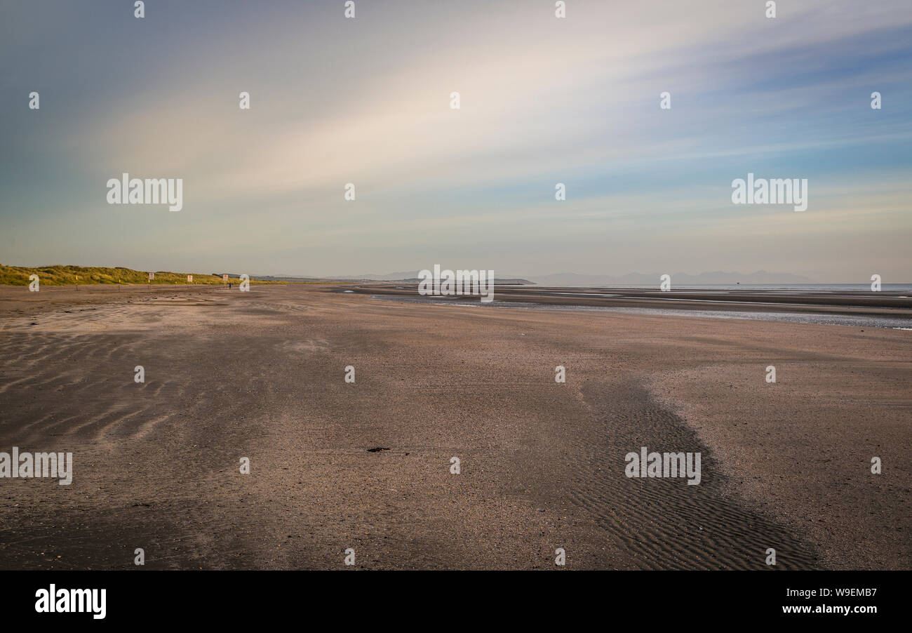 Lever de soleil à la plage de sable de Bettystown, Co Meath, Ireland Banque D'Images