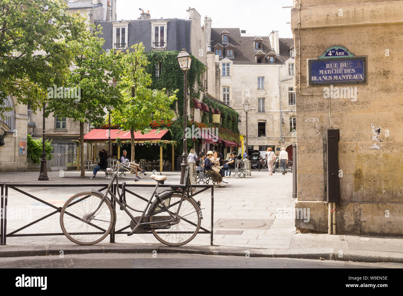 Paris Marais - rue scène de rue sur la Rue des Hospitalières Saint-Gervais dans le 4ème arrondissement, le quartier du Marais à Paris, France, Europe. Banque D'Images