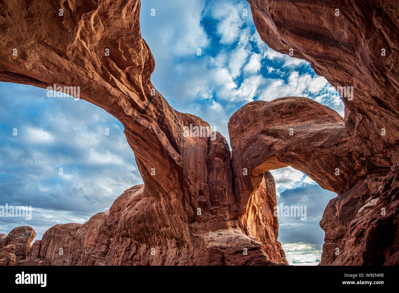 Dans l'Arcade Double belles Arches National Park, Utah, USA Banque D'Images