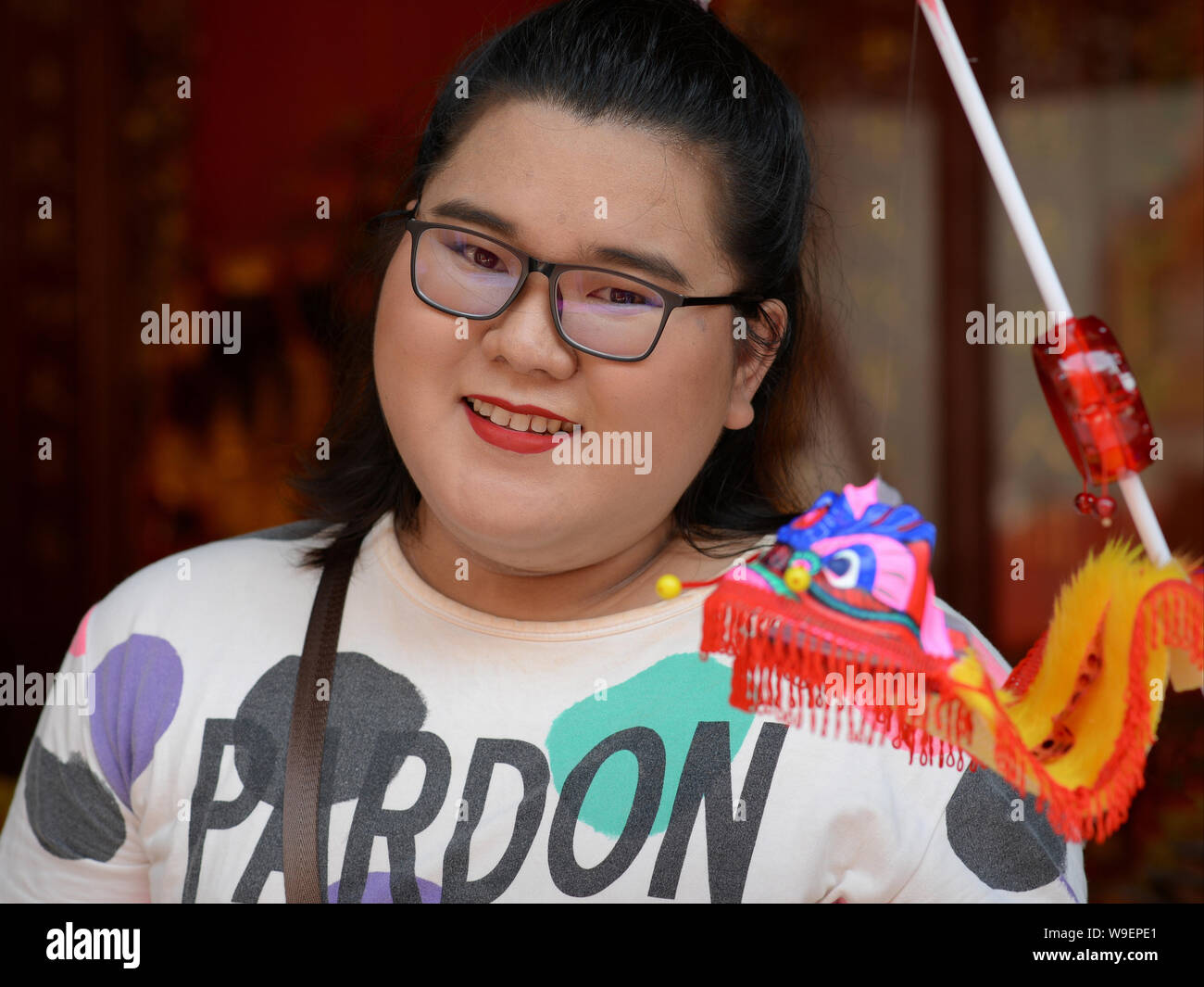 Full-figuré jeune femme thaïlandaise pose avec une marionnette de papier d'un lion chinois traditionnel, pendant le Nouvel An chinois 2019. Banque D'Images