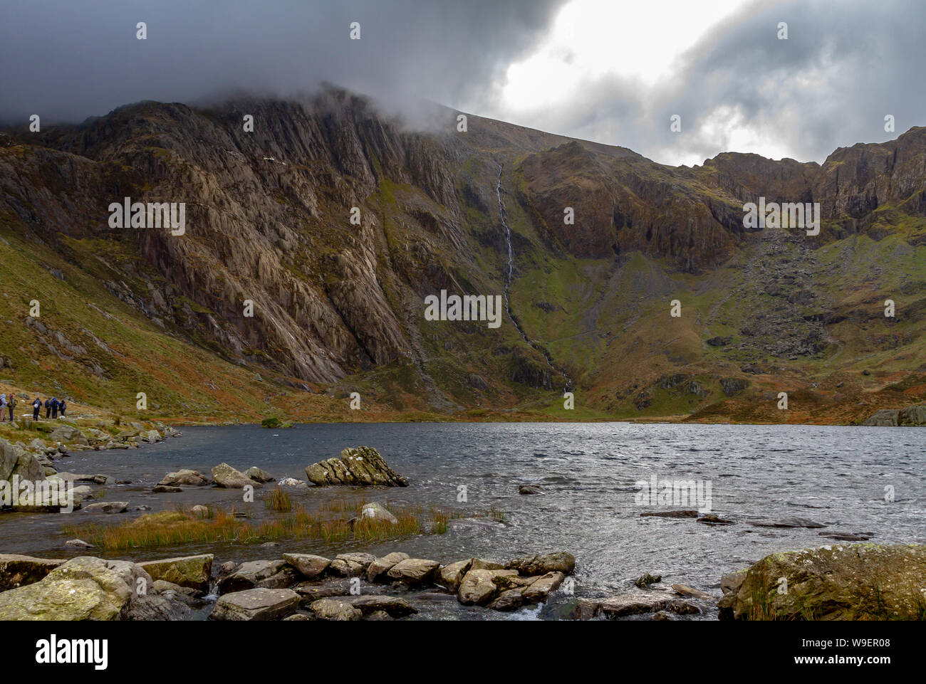 Une vue sur le lac et le Cwm Idwal démons cuisine et les montagnes Glyder Fawr gwynedd Snowdonia National Park North Wales UK Banque D'Images