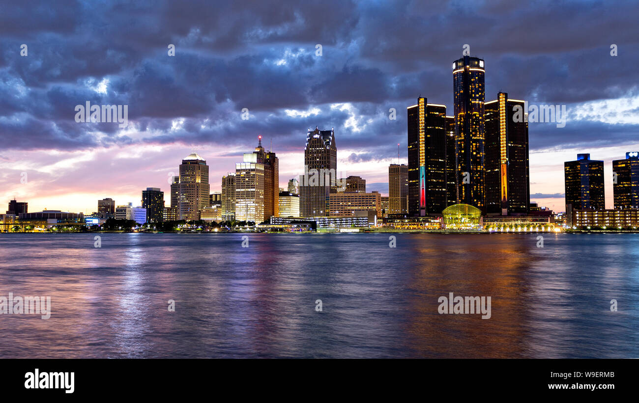 Skyline de Detroit Michigan USA vu de la ville de Windsor Ontario Canada au coucher du soleil. Banque D'Images