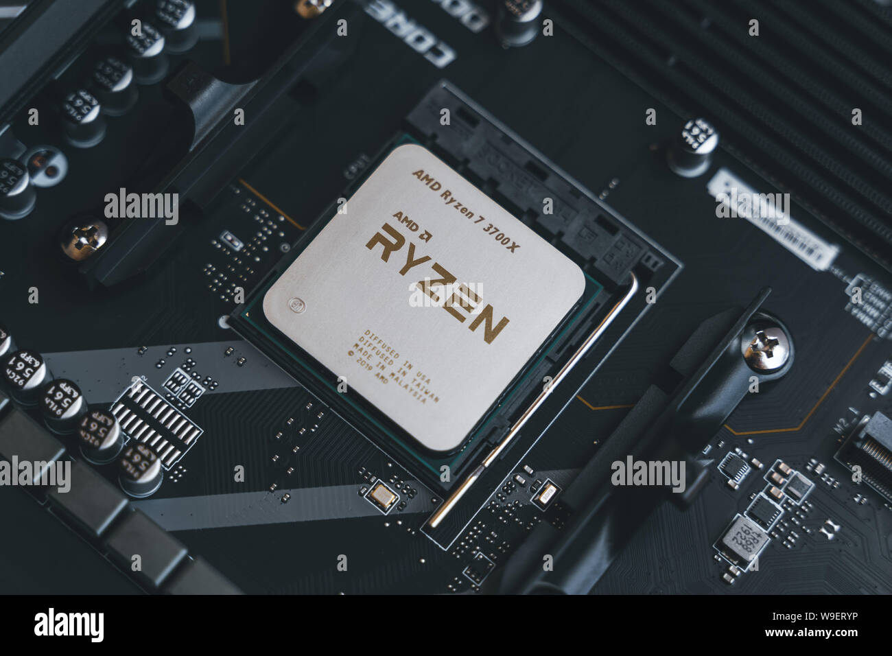 Ryzen AMD 3700x processeur dans le socket de la carte mère X570. New Zen 2,  7 processeurs de bureau nanométrique par AMD. Ryzen très populaire 3e  génération 3000 Photo Stock - Alamy