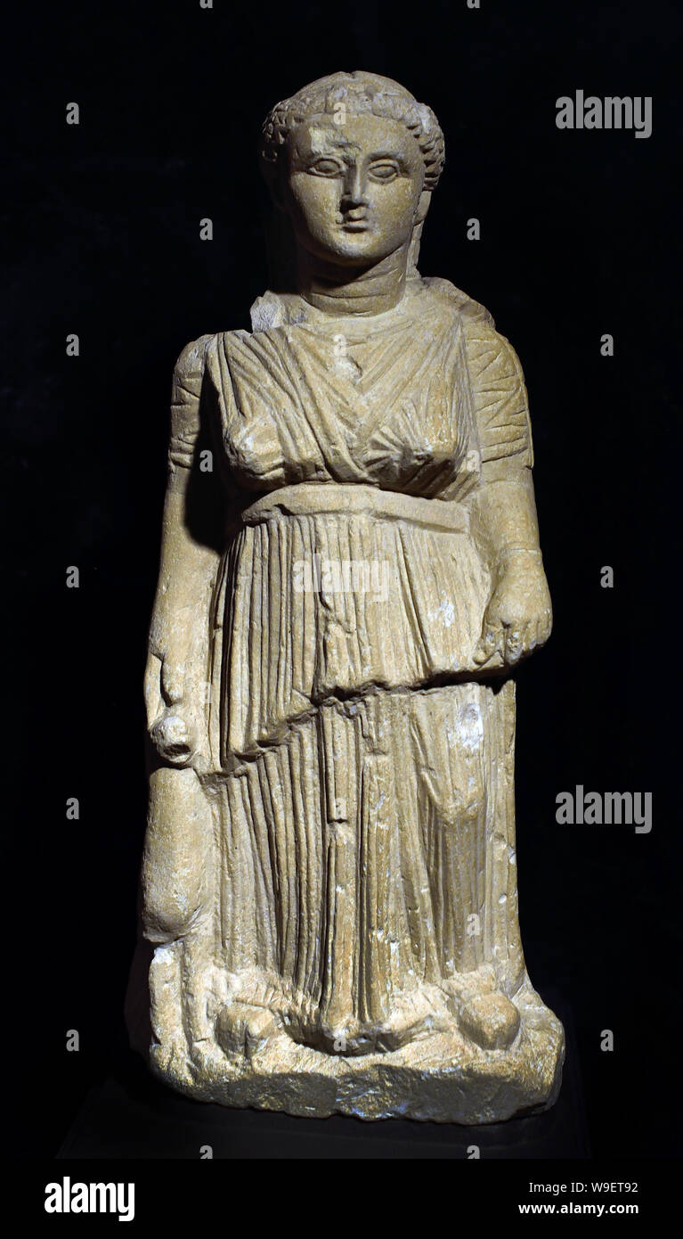 Artémis tenant une biche sanctuaire d'Apollon Roman (1er siècle après JC) Pyla, à Chypre. Le calcaire Banque D'Images