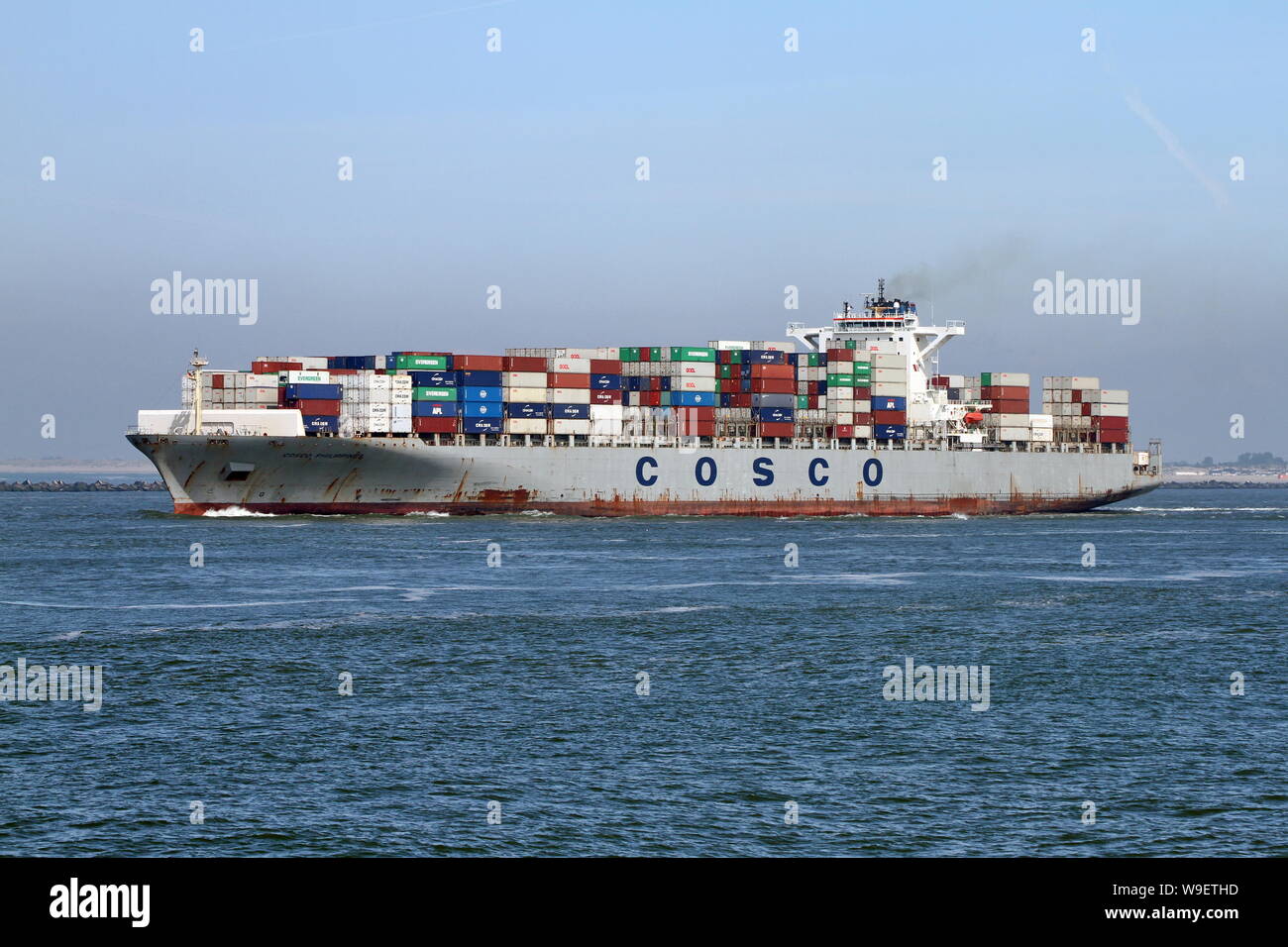 Le porte-conteneurs COSCO Philippines quitte le port de Rotterdam le 22 mai 2019. Banque D'Images Le porte-conteneurs COSCO Philippines quitte le port de Rotterdam le 22 mai 2019. Banque D'Images