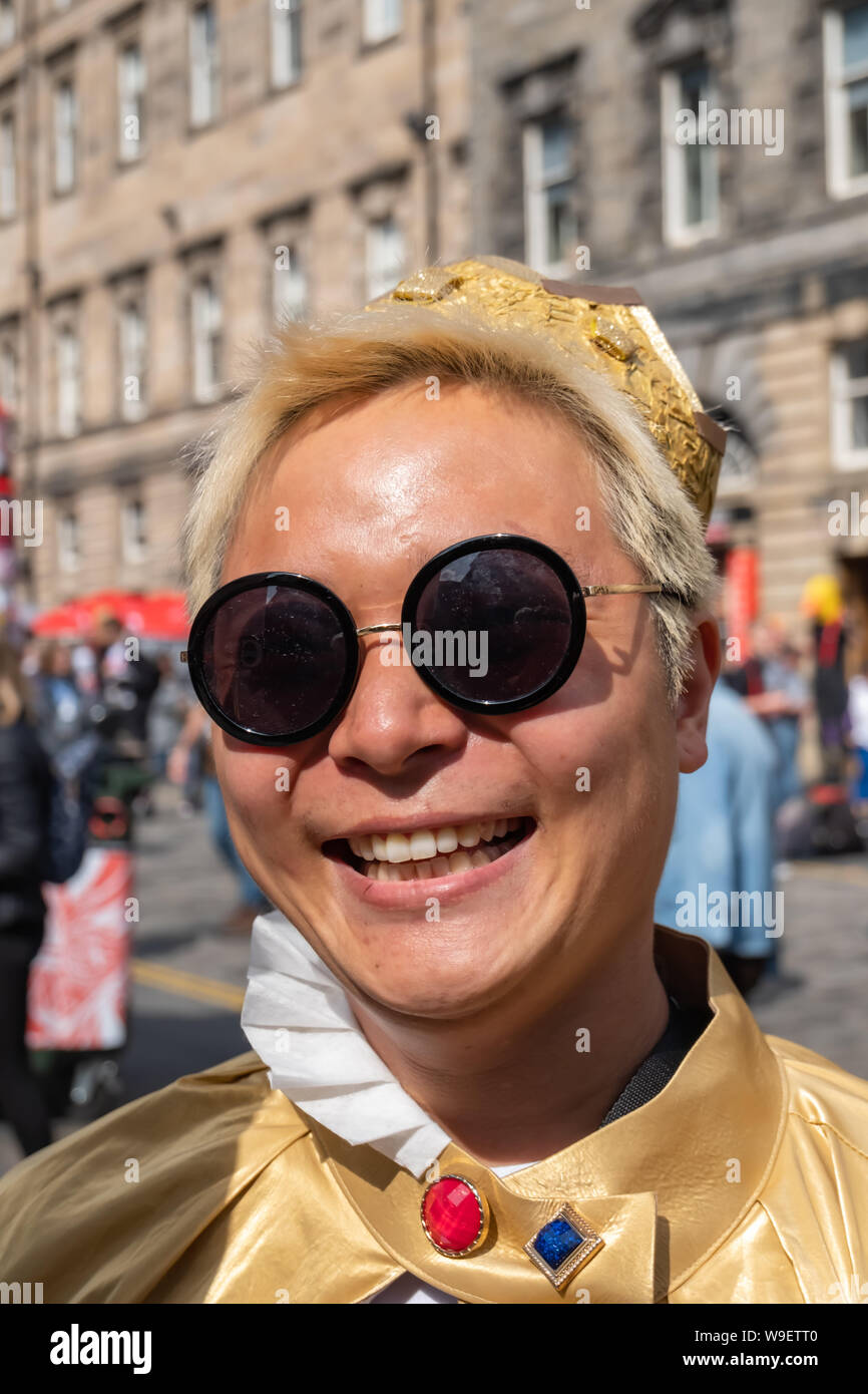 Edinburgh, Ecosse, Royaume-Uni. 13 août, 2019. Un interprète sur le Royal Mile, la promotion Happy Prince sur au lieu d'exposition 21 au cours de l'Edinburgh Fringe Festival. Dans la rue, un jeune garçon trouve une copie de l'histoire de l'Oscar Wilde Happy Prince et promet de se transformer en une hirondelle ainsi il peut apporter le même confort à ses voisins que le prince n'original. Mais qui va l'aider sur ses missions pour s'occuper de ceux autour de lui. Credit : Skully/Alamy Live News Banque D'Images