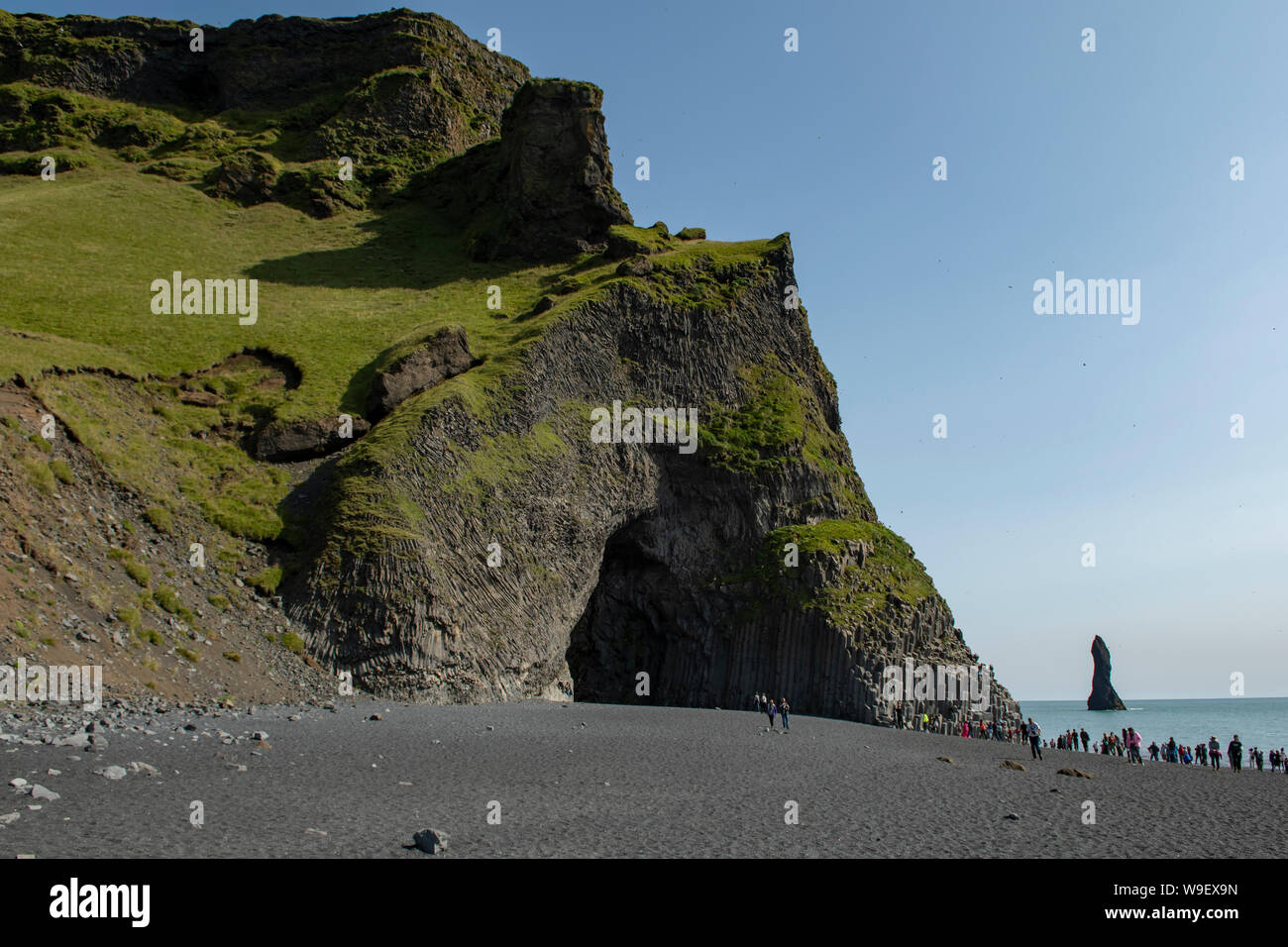 La plage de Reynisfjara qui jouit et Halsanefshellir grotte près de Vik, Islande Banque D'Images