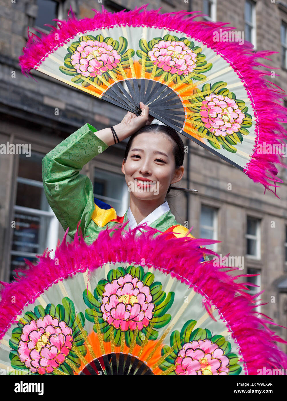 Festival Fringe d'Édimbourg, du Royal Mile, l'Écosse. 13 août 2019. Joyeuses Commères de Séoul. Indicateurs de l'adaptation coréenne classique de Shakespeare. Falstaff, un gras et chevalier de débauché, tente de séduire deux femmes mariées à Séoul et voler leurs richesses. Mais ces deux femmes intelligentes voir à travers son plan et a entrepris de le tromper. Une histoire qui prouve que les femmes sont plus que les aides traditionnelles des hommes, mais les agents dans leur propre droit, la société fait d'outwit plans pour eux, et sont prêts à réformer les traditions. Credit : Arch White/Alamy Live News. Banque D'Images