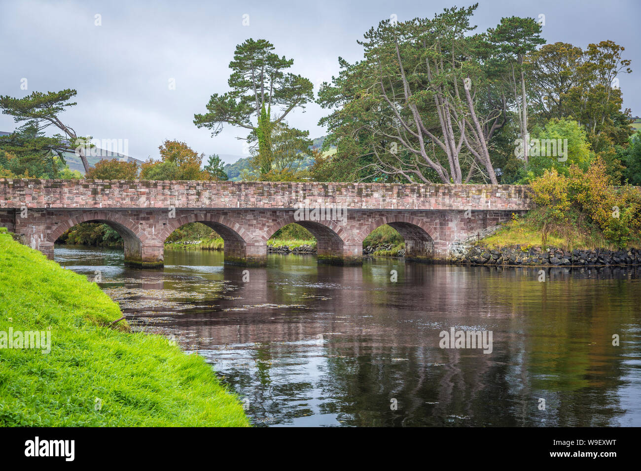 Magnifique pont de pierre à Cushendun, Co Antrim, en Irlande du Nord Banque D'Images