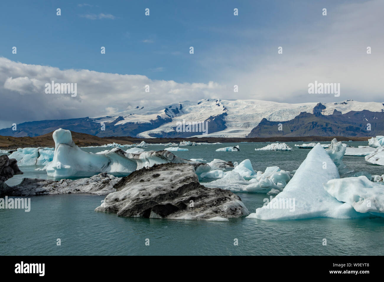 Icebergs dans la Lagune glaciaire du Jökulsárlón, au NP, l'Islande Vatnajokull Banque D'Images