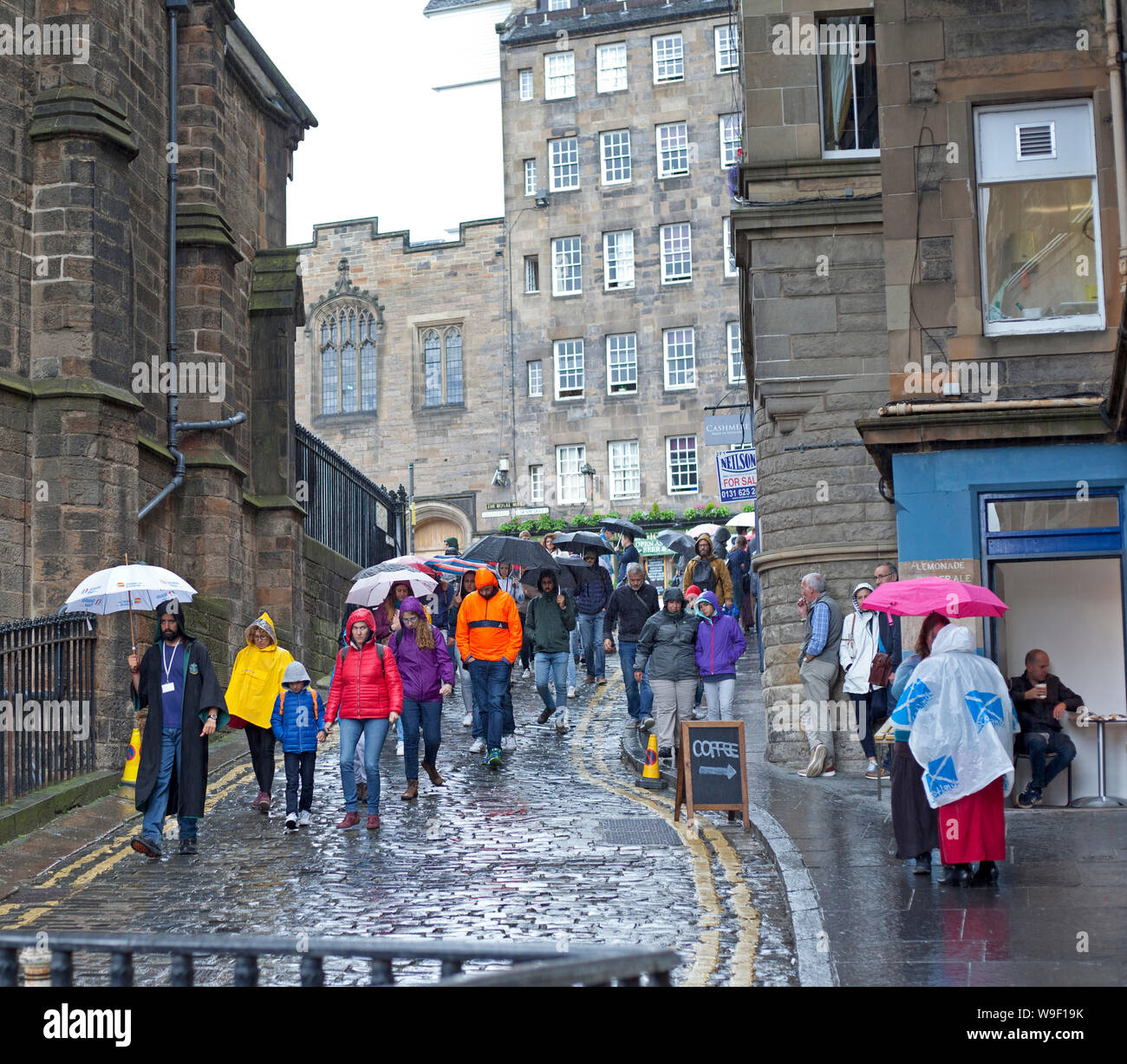 Edinburgh Victoria Terrace, à côté de Royal Mile, Écosse, Royaume-Uni. 13 août 2019. Des averses de pluie intermittentes lumineuses mais très lourdes ne sont pas très amusantes pour ces visiteurs lors de la visite de la ville près de Castlehill. Les prévisions pour les prochains jours semblent très humides. Banque D'Images