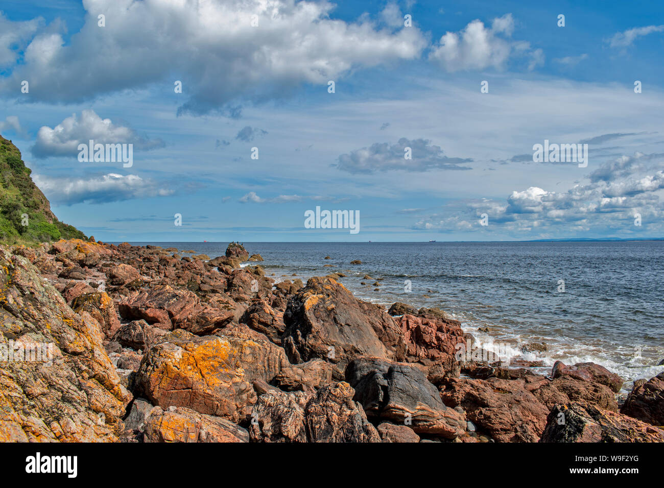 ROSEMARKIE BLACK ISLE ROSS ET CROMARTY CROMARTY FIRTH ECOSSE plage rocheuse ET MER LE LONG DE LA GROTTE TRAIL Banque D'Images