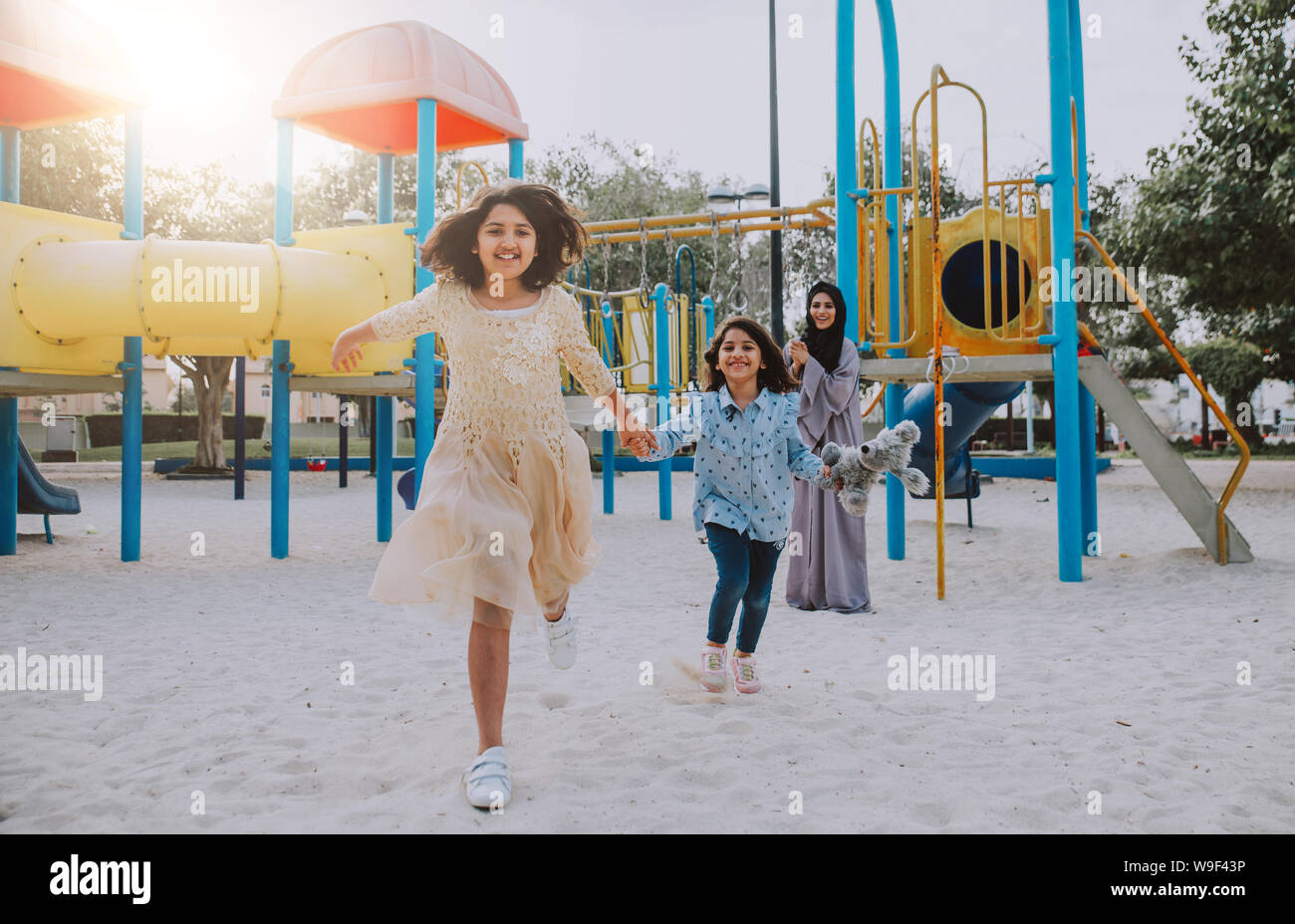 Mère et filles de passer du temps ensemble dans le parc, à Dubaï Banque D'Images